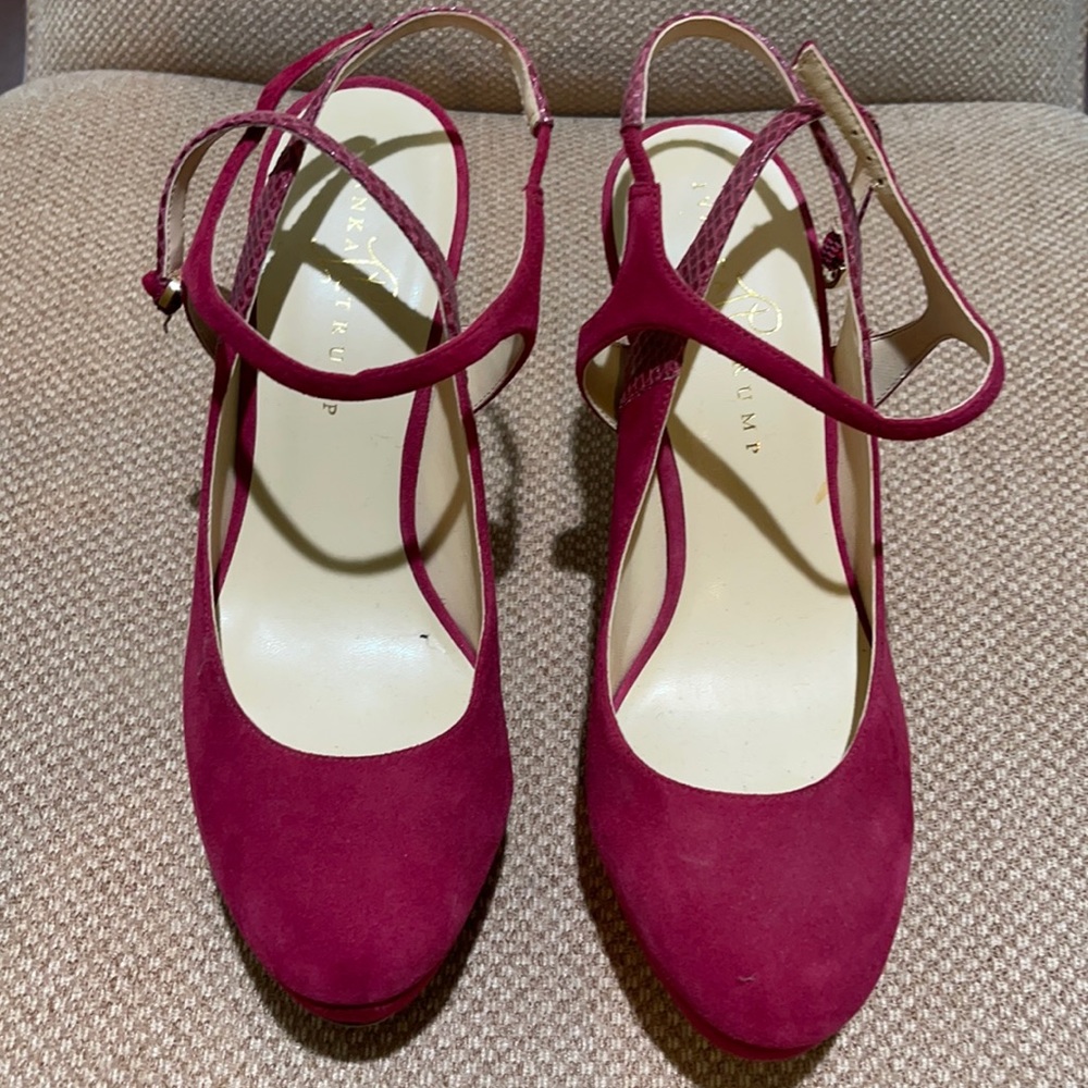 Suede close toe shoe